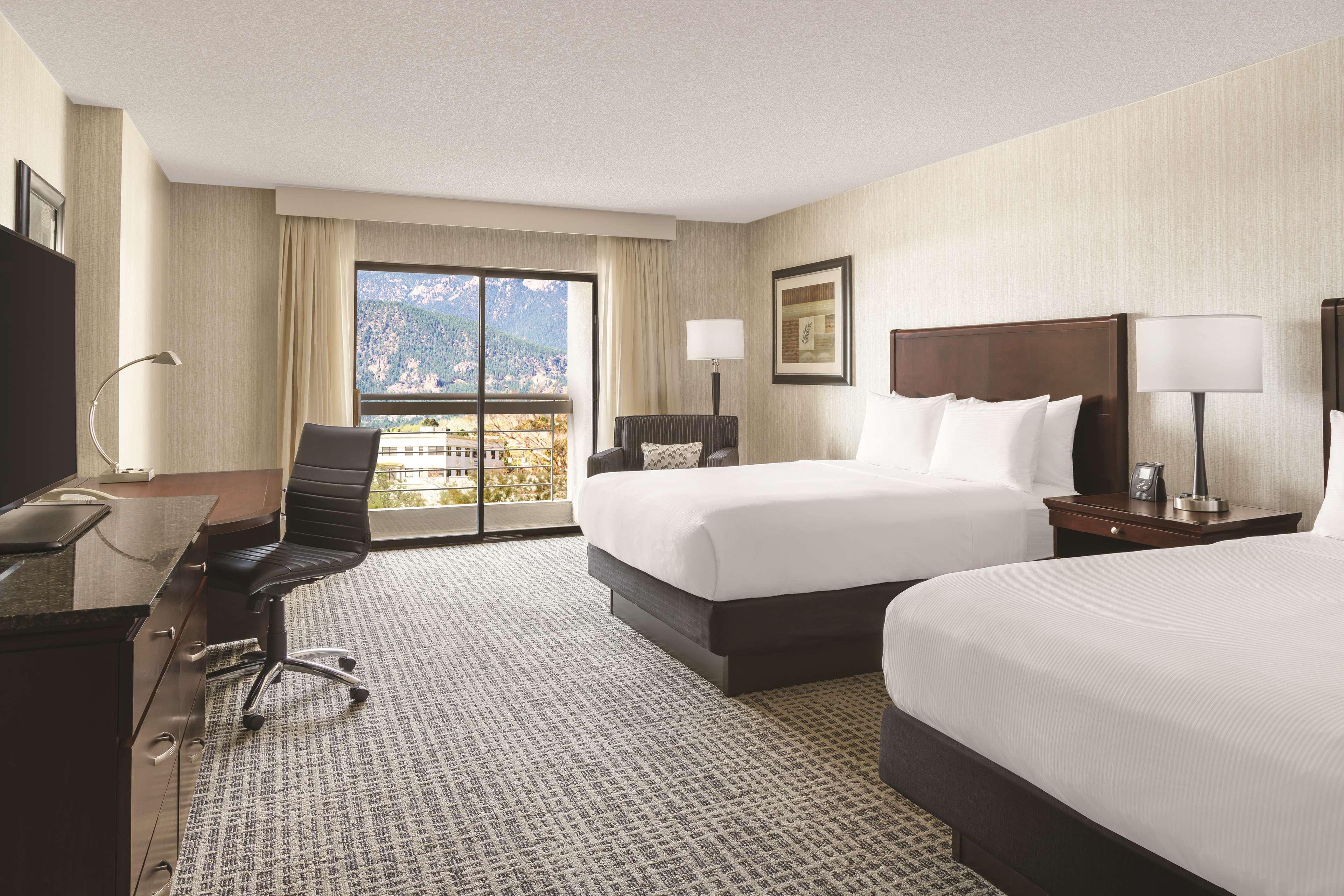 Hotel Doubletree By Hilton Colorado Springs Exterior foto