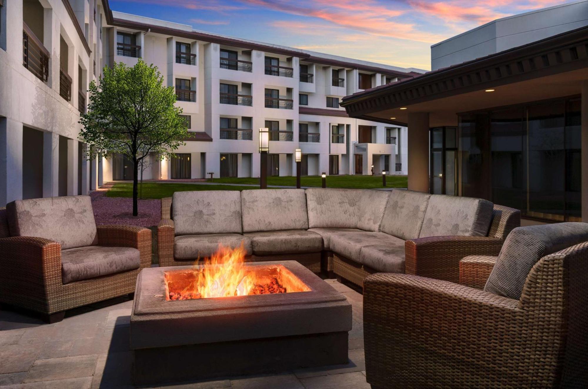 Hotel Doubletree By Hilton Colorado Springs Exterior foto